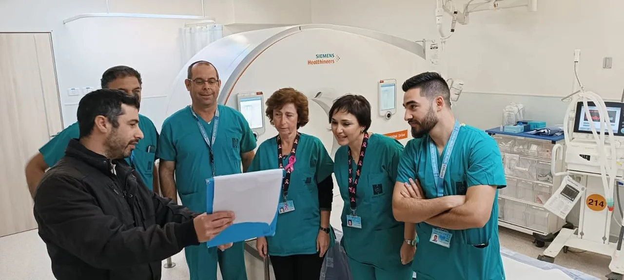 תיאום בין צוות ההפקה לצוות הרפואי לפני צילום